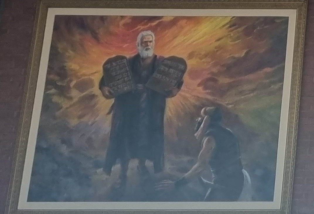 십계명이 새겨진 돌판을 들고 있는 모세 성인 그림입니다. (전주 인후동성당 안에 있습니다.)