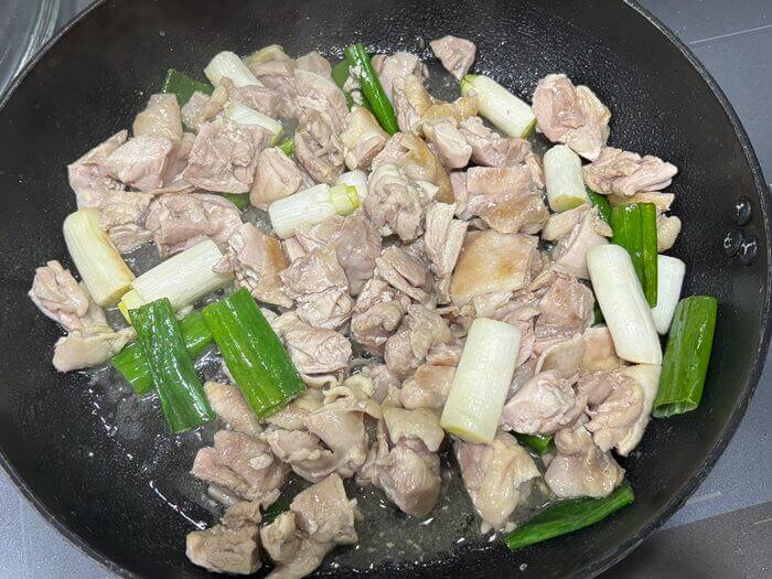 노릇하게 익고 한입 크기로 잘린 닭고기와 대파