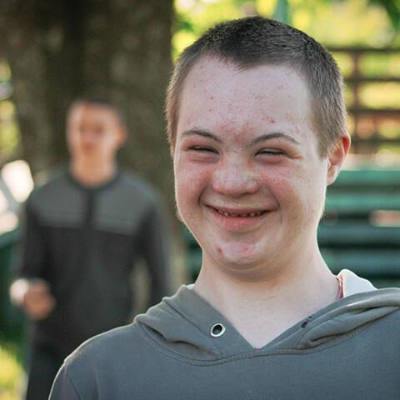 활짝 웃고 있는 다운증후군 소년