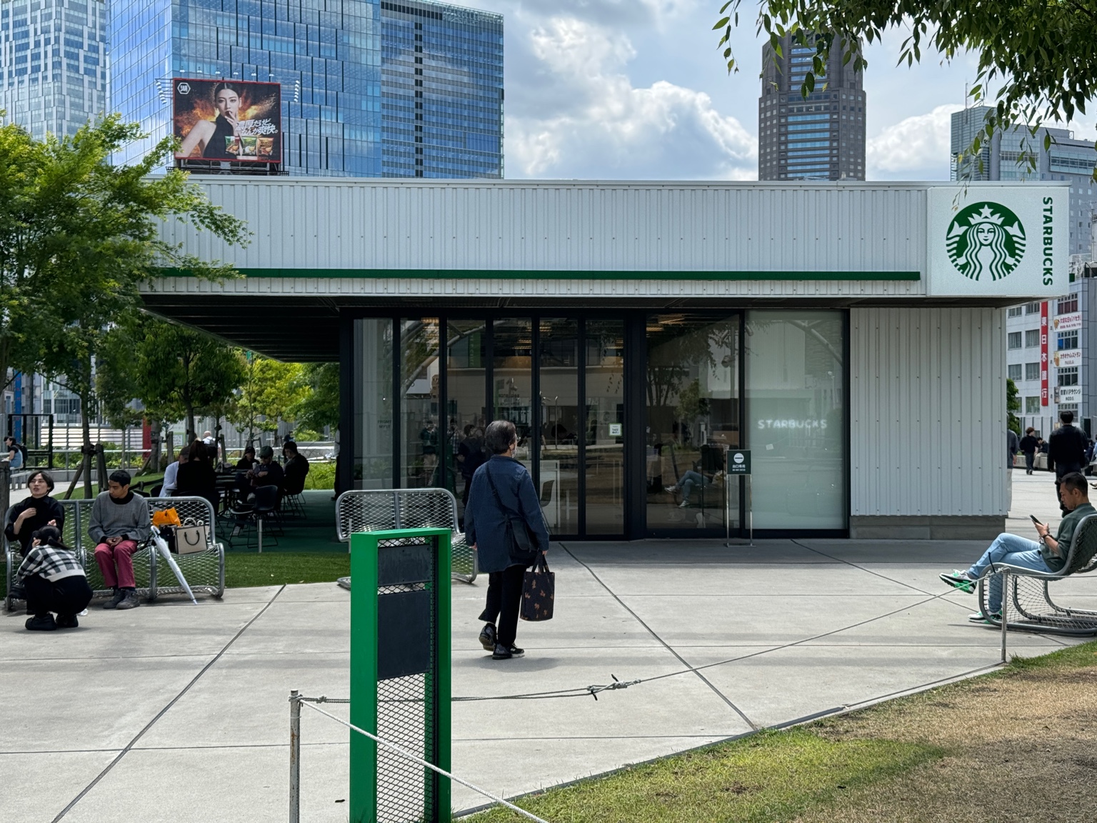 미야시타 파크 내 스타벅스 외관과 야외 좌석
