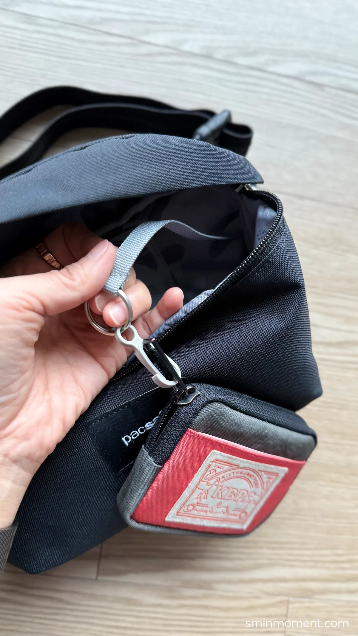 팩세이프가방-슬링백-내부-안전고리-지갑연결