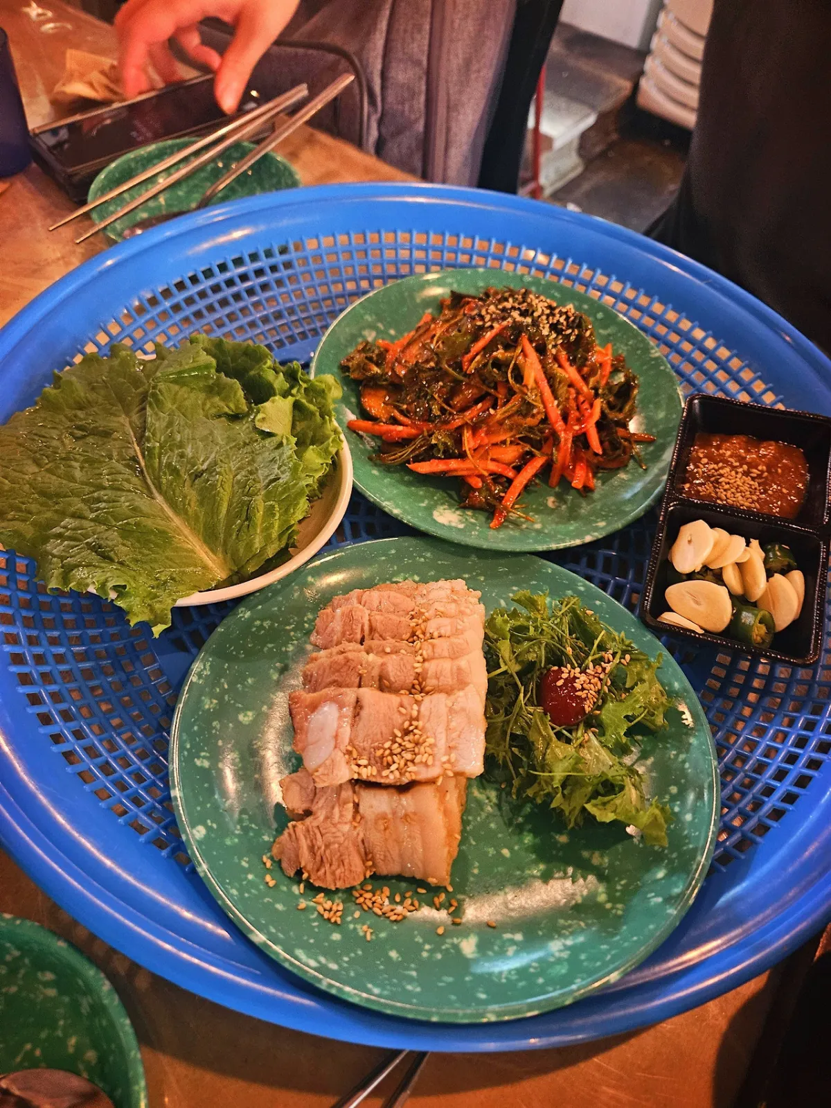 바구니-안에-보쌈과-골뱅이무침이-담겨-있는-사진