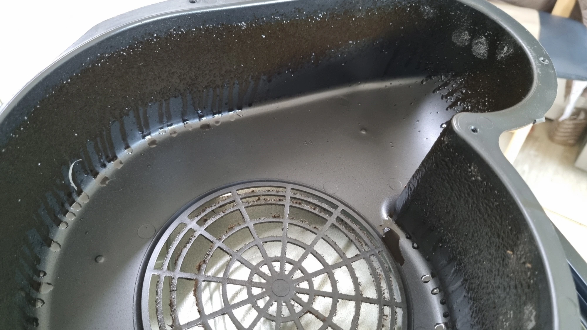 후드 날개 커버 안쪽 기름때