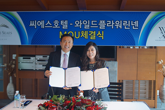 제주씨에스호텔 윤일정 회장(왼쪽)과 와일드플라워린넨 영송마틴(Youngsong Martin) 대표가 업무협약을 체결하고 있다.
