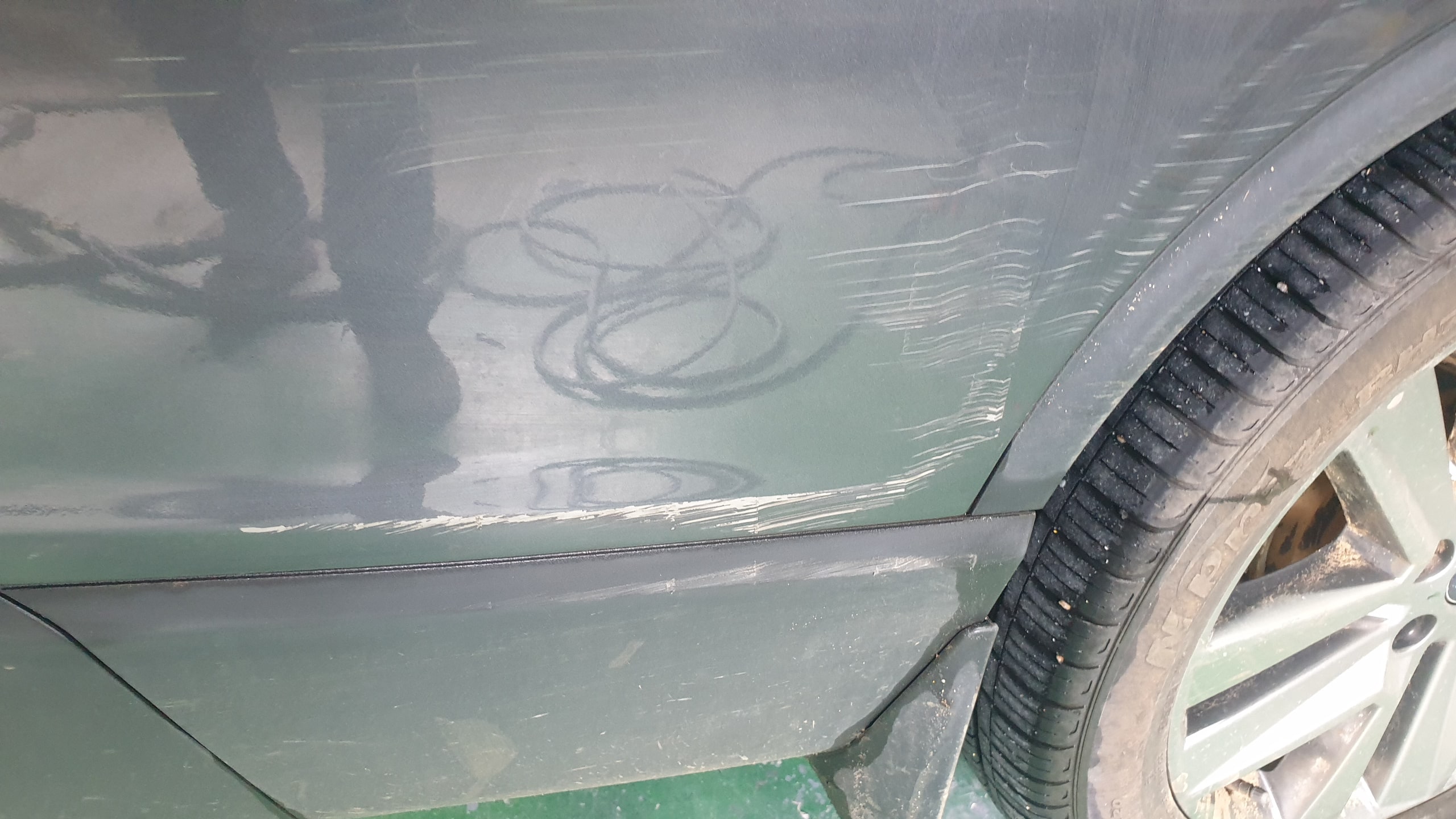 뒤휀다 찌그러지고 쓸림 자동차 긁힘 판금도색 뒤휀다 찌그러지고 쓸림