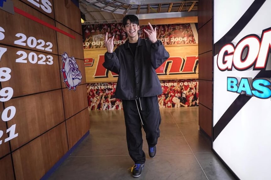 검정색옷을입은-남성의모습