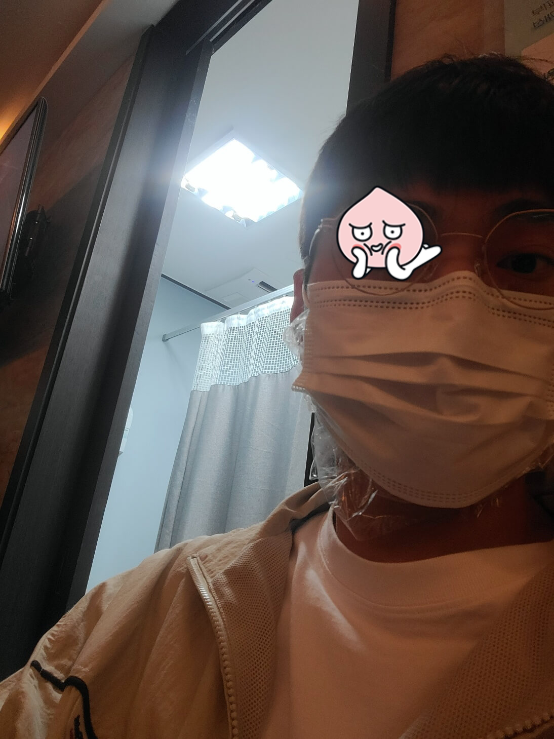 마취크림 바르고 시술 기다리는 사람