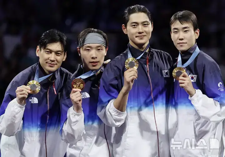2024 파리 올림픽 펜싱 남자 사브르 단체(구본길, 오상욱, 박상원, 도경동) 금메달 리스트
