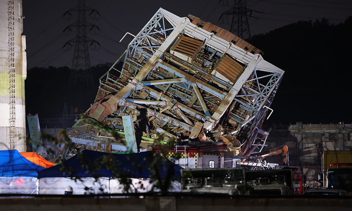 A large structure collapsed at the Korea East-West Power Ulsan Thermal Power Plant, and firefighters and other personnel are rescuing those trapped.