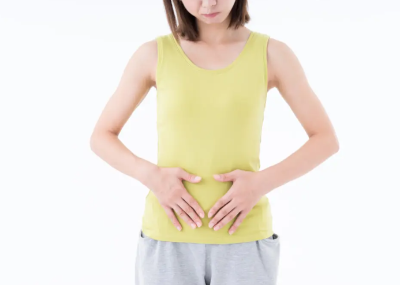 배를 만지는 여성