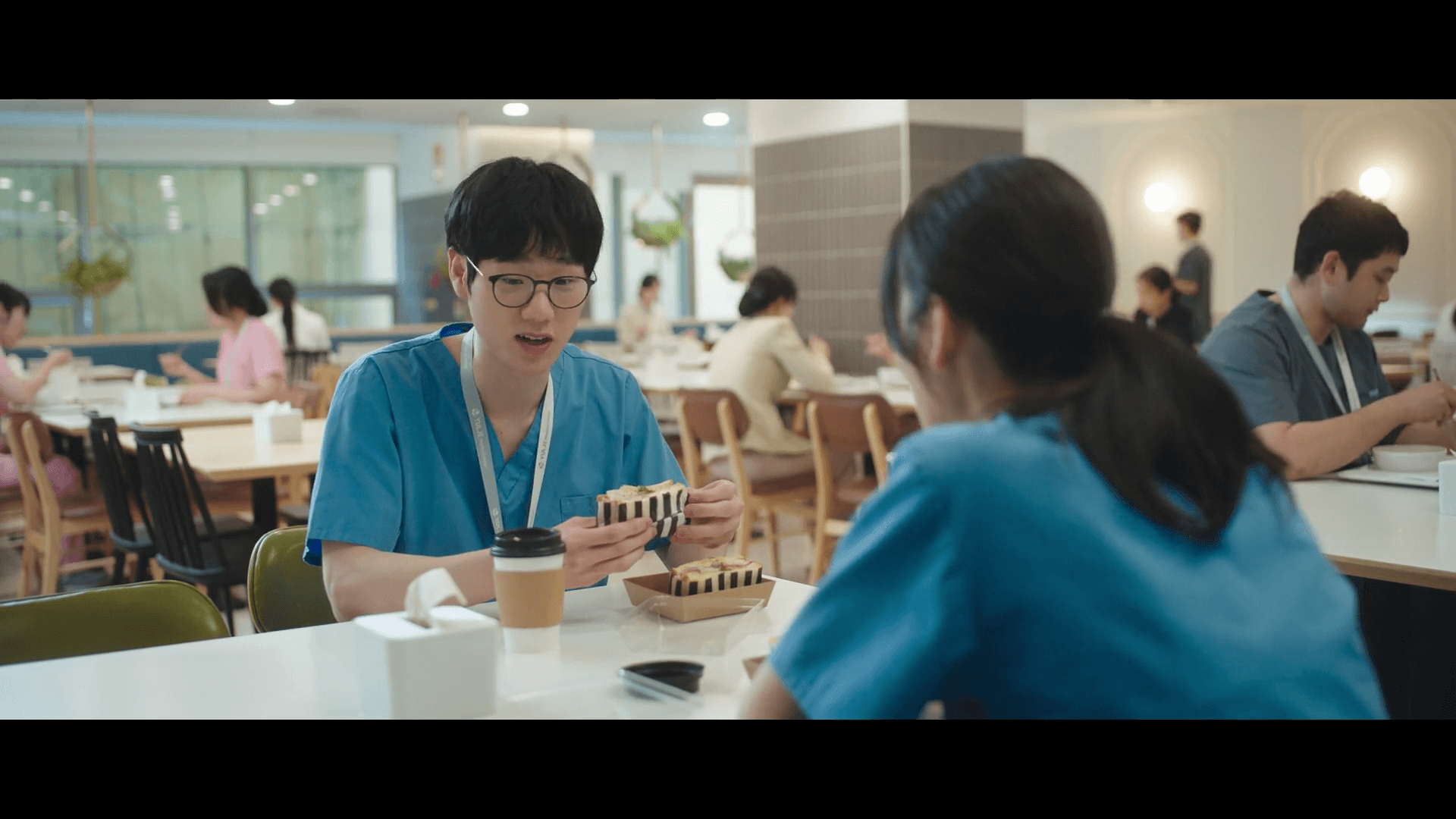 넷플릭스 드라마 '언젠가는 슬기로울 전공의생활' 9화-엄재일 험담을 하고 있는 레지던트