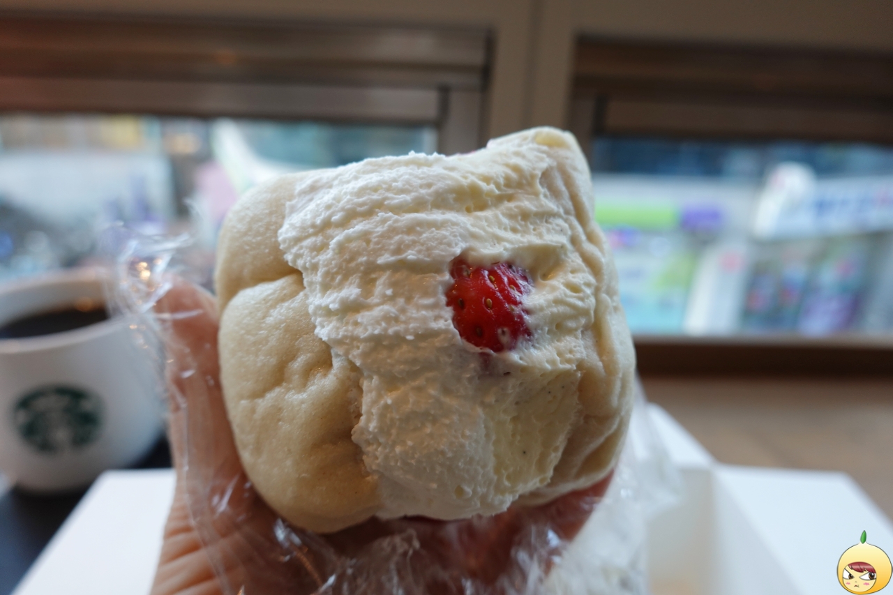 딸기바닐라 샌드베이글 측면