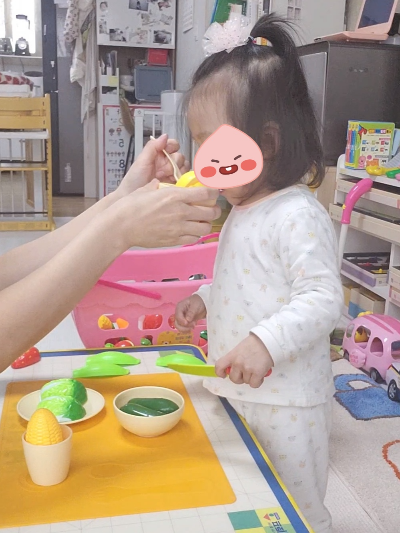 음식모형으로 상차리는 아기