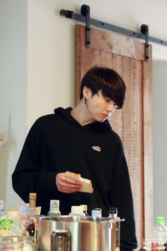 식빵을 들고 있는 정국의 모습