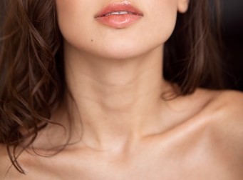 목 주름이 노안을 부른다