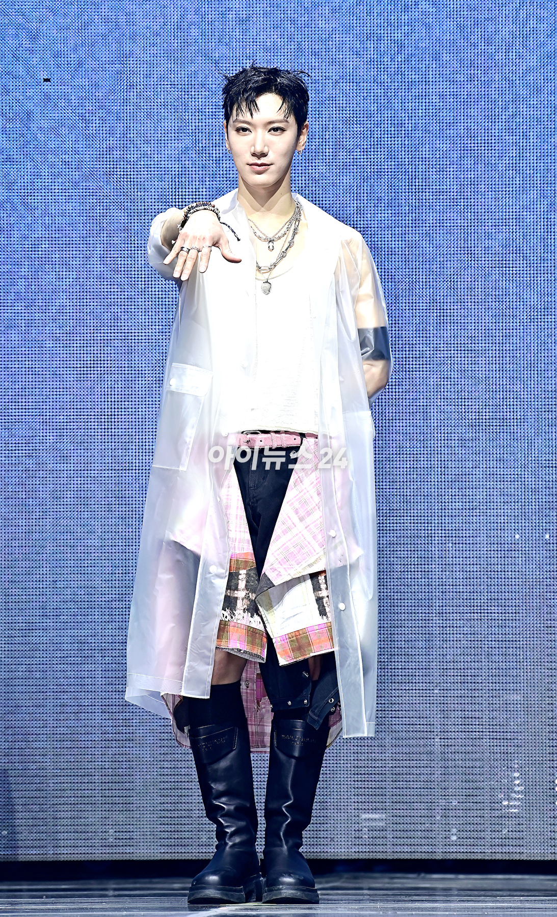 NCT 텐이 13일 오후 서울 광진구 예스24 라이브홀에서 첫 미니앨범 &#39;TEN&#39; 발매 기념 쇼케이스에서 기념촬영을 하고 있다. [사진=곽영래 기자]