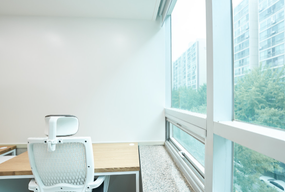 자연광이 비치는 2인 사무실