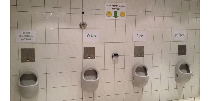 남자 화장실의 소변기의 모습