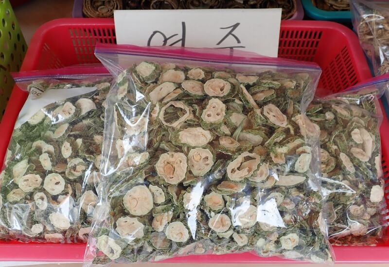 약초가게-판매대-위의-말린여주