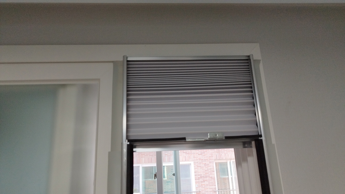 거치대 상단 부분 창틀 보호용 플레이트 설치