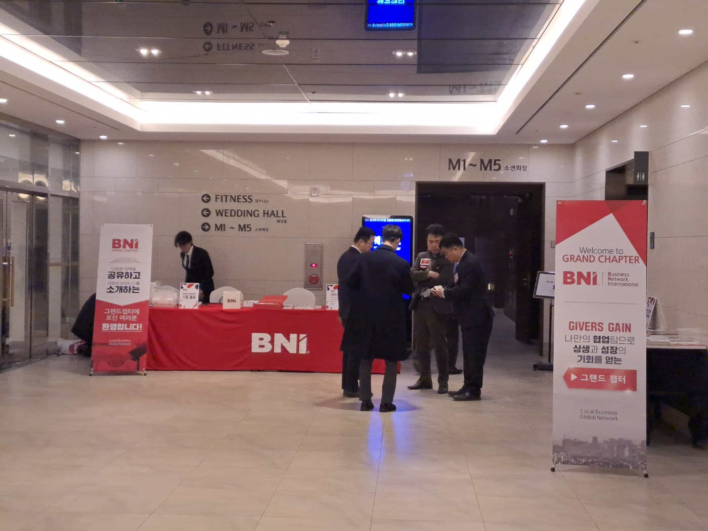 열일하는 도어퍼슨팀과 비즈터와 인사를 나누는 비엔아이 멤버들
비엔아이 그랜드 챕터 도어퍼슨 팀원들이 주간회의 시작전 테이블 정리를 하고 있고 한 쪽에서는 비지터와 명함을 공유하며 인사를 나나고 있습니다.