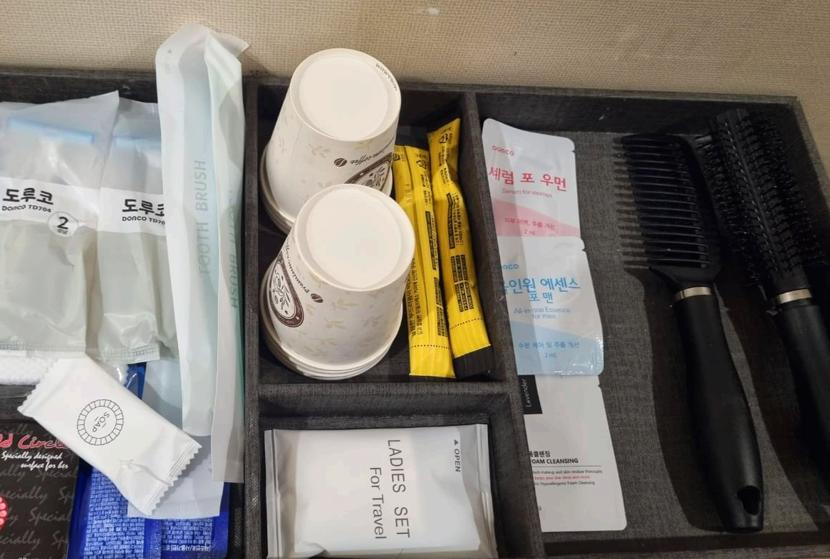 허앤장한옥호텔-빗-휴대용칫솔-종이컵-커피