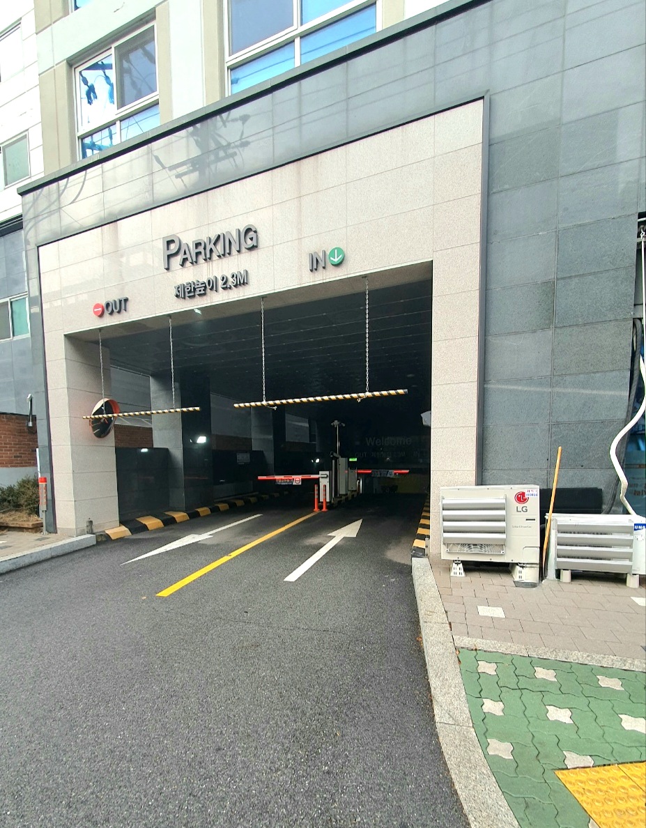 주차장-출입구입니다.