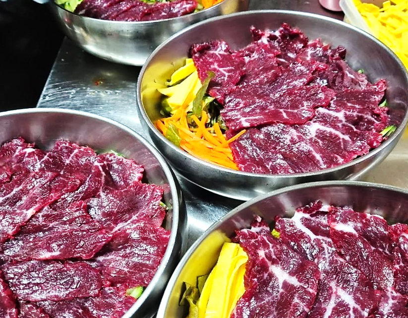 함평 전주식당의 찐 한우생고기비빔밥이 네 그릇 준비된 모습