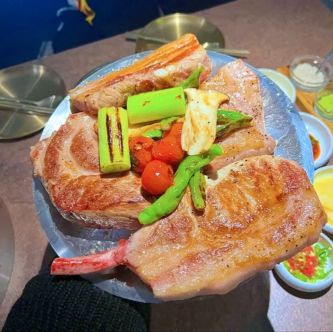 돈 잘버는 젊은사장 소주 맥주 없는 특급 그릴링 돼지 고깃집 숙성 돼지고기 그릴바 뼈등심 근고기 한남동 한남오거리 맛집 서장훈 주우재 추천 소개