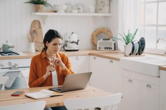 부업하고 있는 주부의 모습