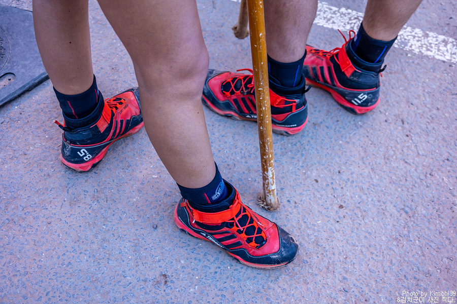 물속 하이킹용 신발과 등산스틱