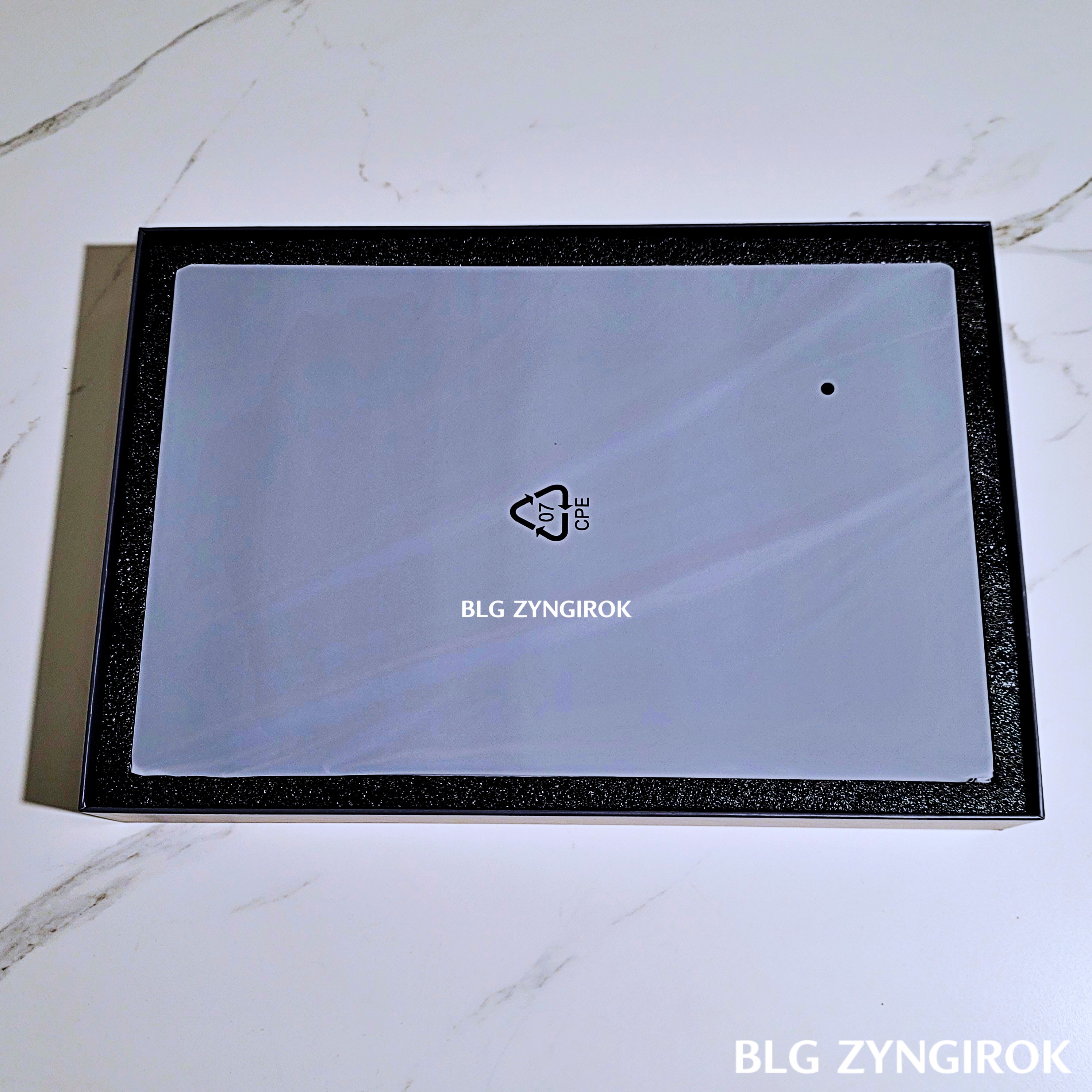 비닐에 싸여있는 카멜 휴대용 모니터가 상자안에 있는 모습이다.