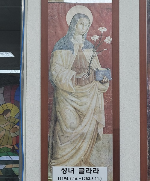 수원 세류동성당에 있는 성녀 클라라 그림입니다.
