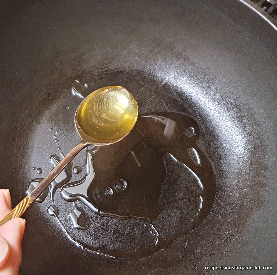 감자채볶음을 하기 위해서 팬에 기름을 두르는 사진