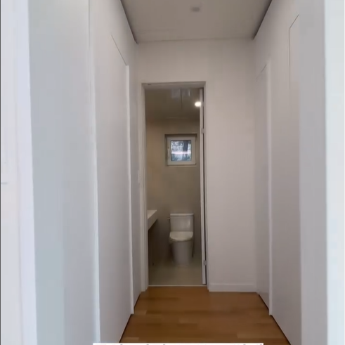 화장실로 들어가기 전 드레스룸