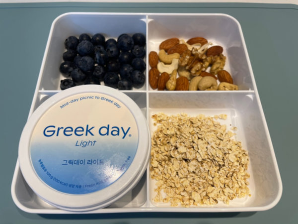 염증 수치 낮추는 식단 - 블루베리, 견과류, 그릭 요거트, 오트밀