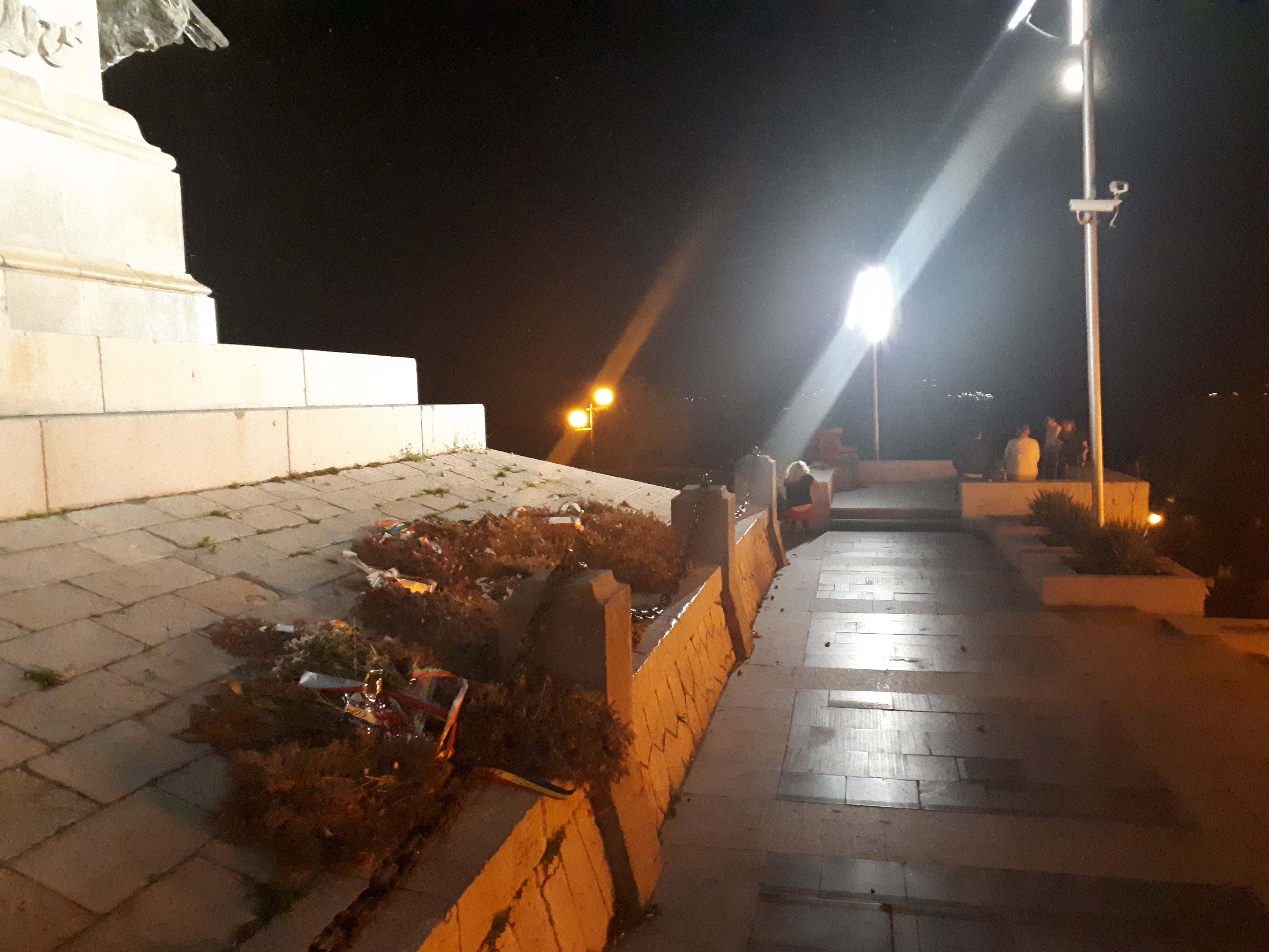 루마니아 툴체아 전몰용사 기념비 한쪽에 모여 있는 사람들