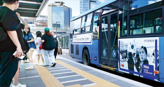 < 아 그때 그랬지… > 한경 창간 60주년 버스 사진전 작품을 부착한 버스가 31일 서울역 버스환승센터에 정차해 있다.