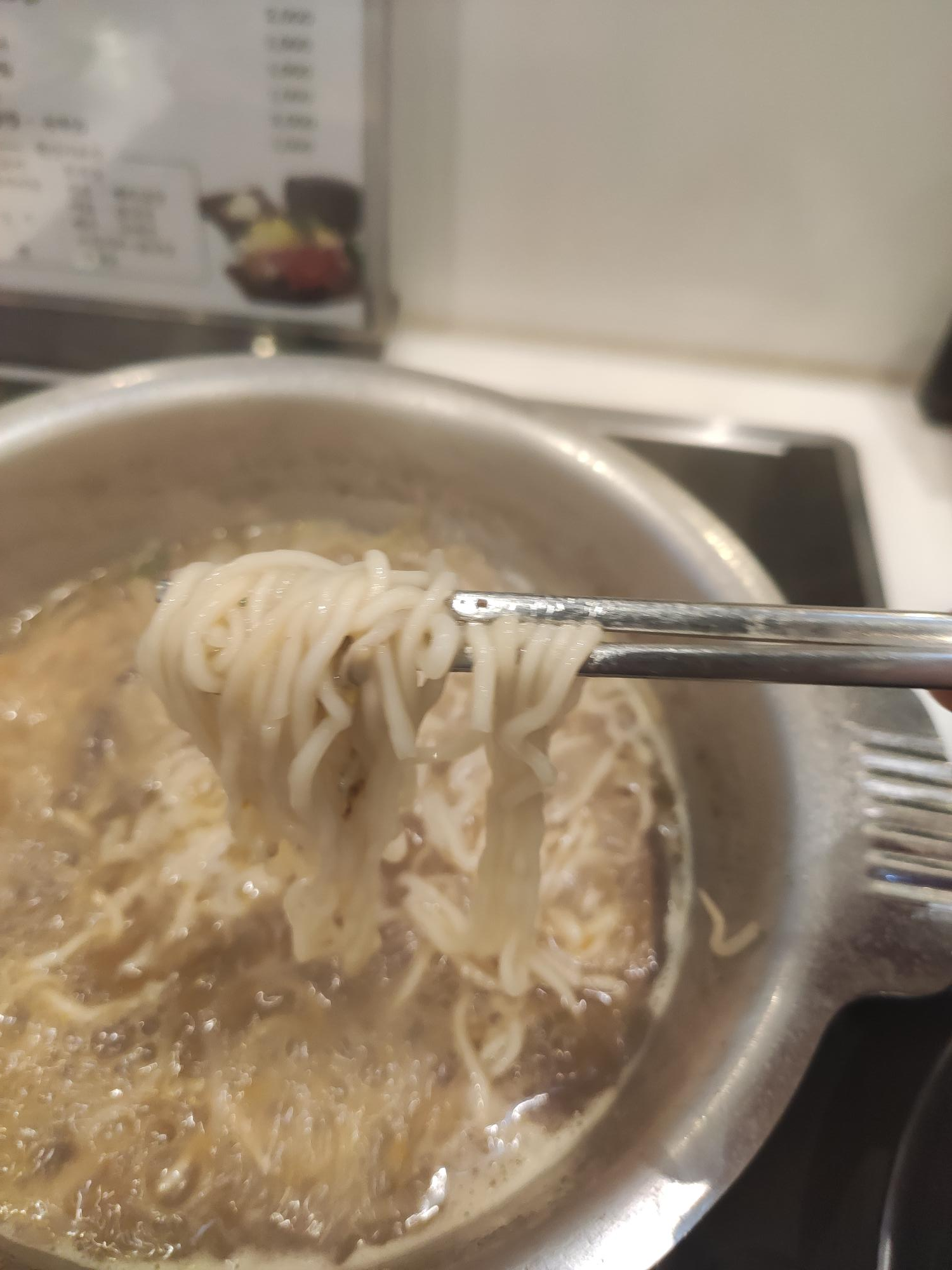칼국수를 집은 모습