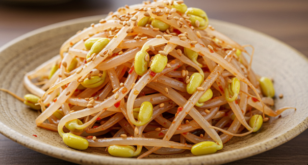 완성된 콩나물 무침이 먹음직스럽게 접시에 담겨 있는 모습