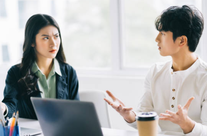 화가 나서 반박하는 꿈