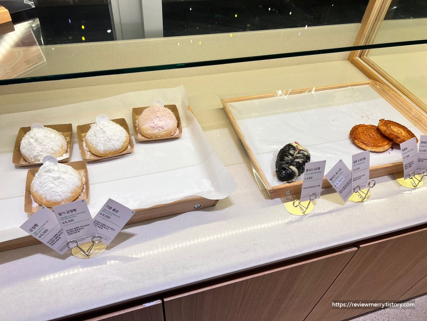 빵 판매대 사진