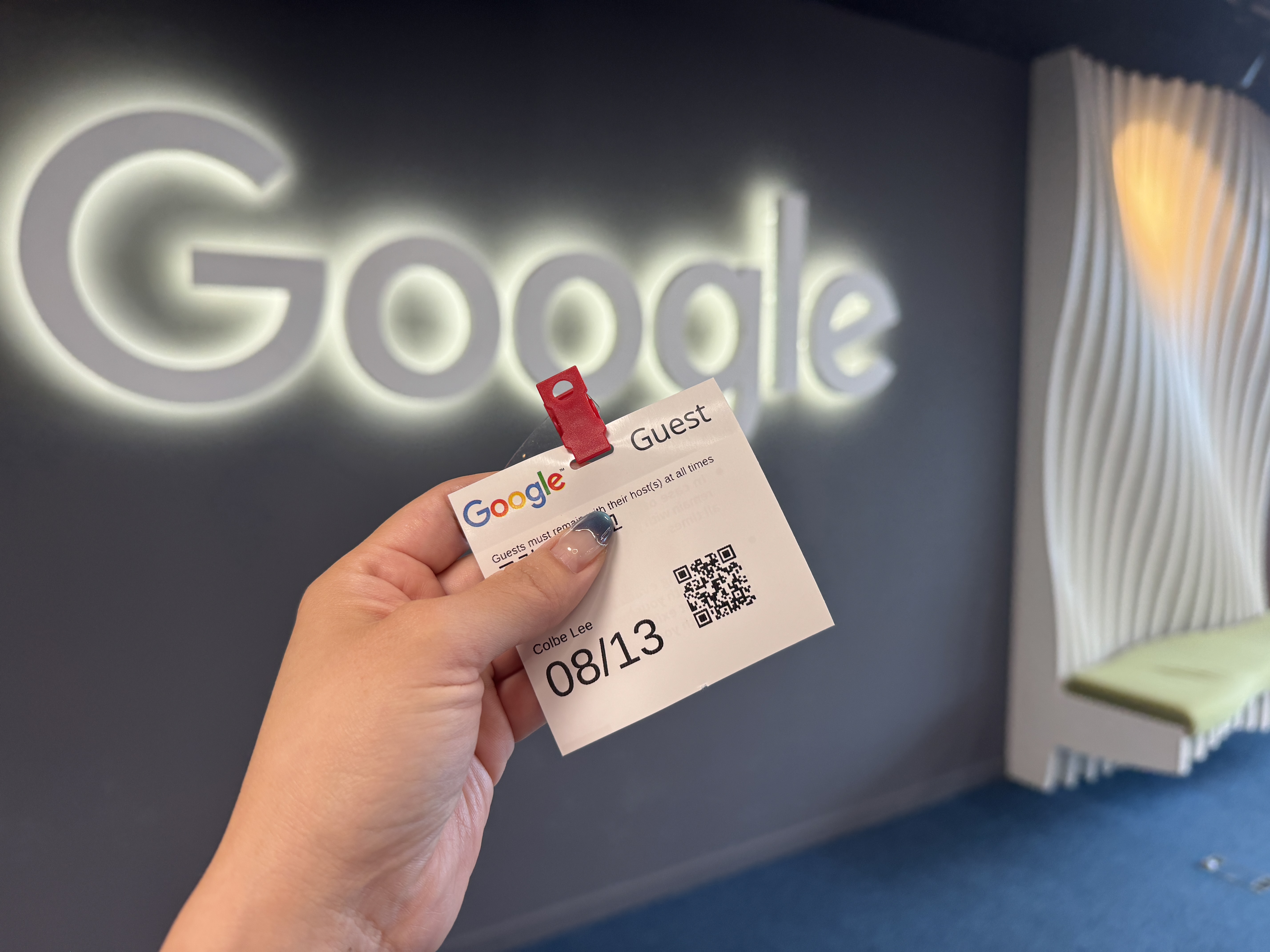 구글코리아 본사 로고 앞에서 게스트 명찰을 들고 있는 AIDT 연수 참가 인증 사진