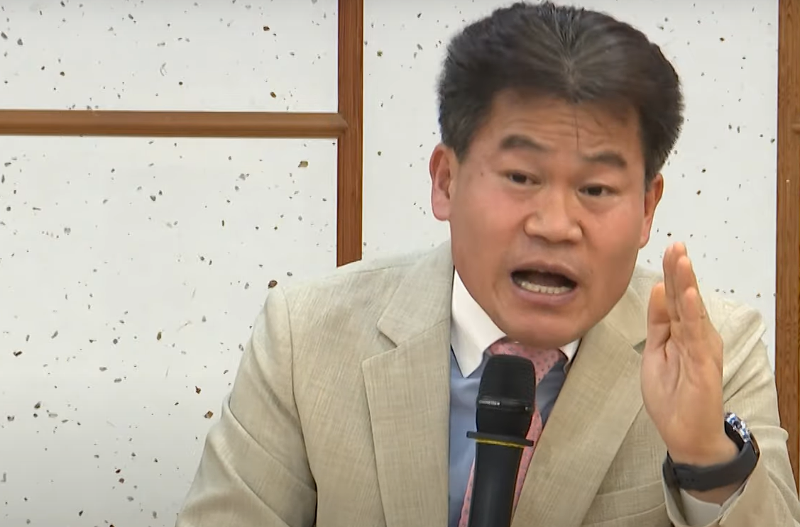 전한길 한국사 1타 강사가 국회에서 부정선거에 대해 조목조목 자신의 의견을 펼치고 있다