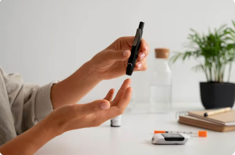 당뇨 환자가 혈당을 재는 모습