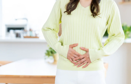 배가 아픈 여성