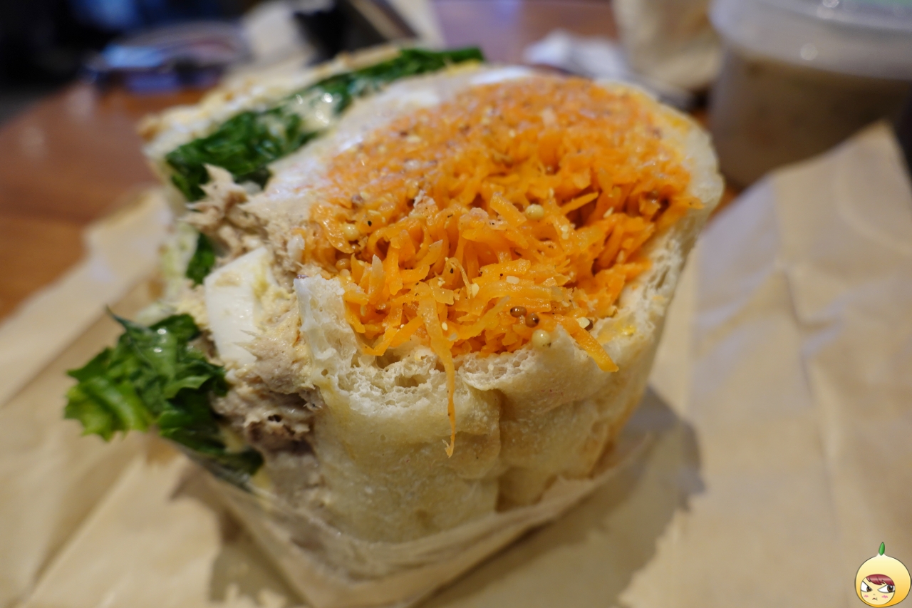 당근라페가 가득 들어있는 참치라페 샌드위치