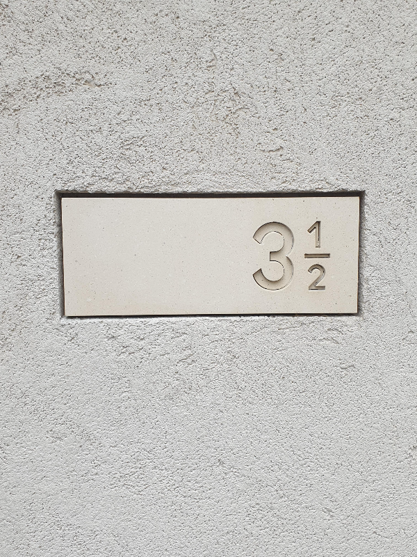 회색 벽에 매입된 3 &frac12; 간판. 눈에 잘 안 띈다.