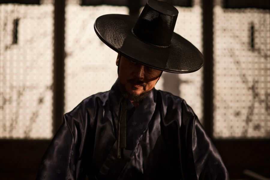 고개가 약간 기울어진 모습의 한명회