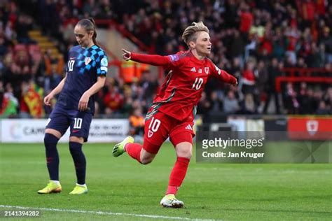 웨일스 대표 제스 피슬록이 경기 중 드리블을 하며 집중하고 있는 모습